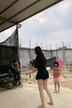 好看de美女GIF内涵图片 妹子的衣服很个性 - 第2页 宅男福利 第6张