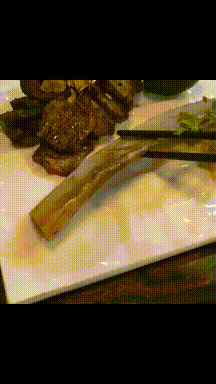 爆笑GIF动图：点了一份烤肉，总感觉灵魂不存在了