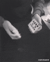 爆笑GIF动图：点了一份烤肉，总感觉灵魂不存在了