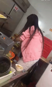 好看美女GIF内涵图片：单身狗一时不知道该舔谁了！