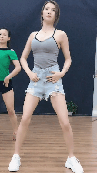 性感妹子GIF：雪糕这样会好吃一些吗？！