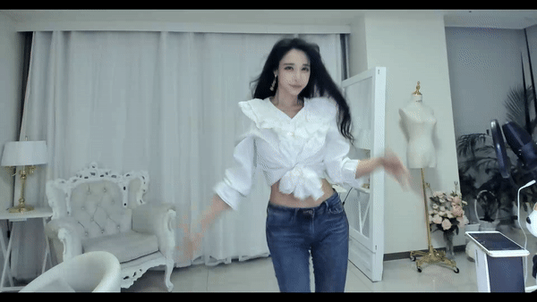 性感妹子GIF：雪糕这样会好吃一些吗？！