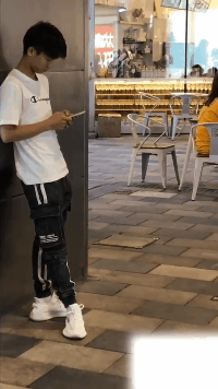 性感妹子GIF：雪糕这样会好吃一些吗？！