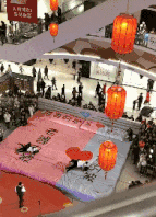 好笑GIF图片：悄悄地进村，打枪的不要