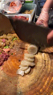 好笑GIF图片：悄悄地进村，打枪的不要