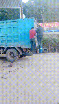 好笑GIF图片：悄悄地进村，打枪的不要
