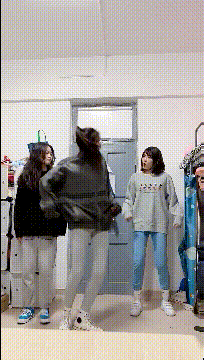 好笑GIF图片：悄悄地进村，打枪的不要