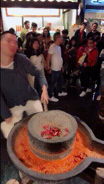 爆笑GIF动图：看着这个机械在工作，我笑了一整天