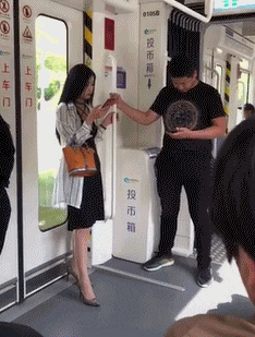 爆笑GIF动图：看着这个机械在工作，我笑了一整天