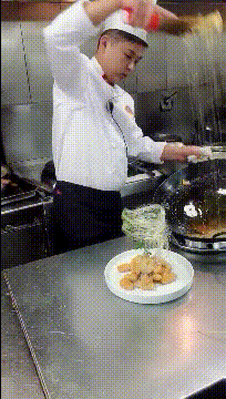 爆笑GIF：只想知道是新郎还是伴郎！