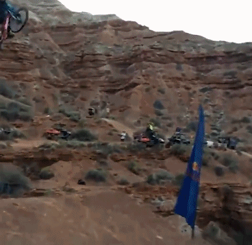 爆笑GIF：只想知道是新郎还是伴郎！