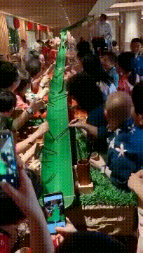 爆笑GIF：只想知道是新郎还是伴郎！