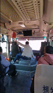 爆笑GIF：只想知道是新郎还是伴郎！