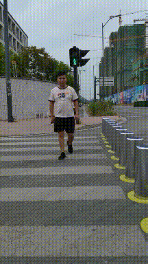 搞笑动图GIF:大哥吃不吃啊,要是吃的话,给个痛快!