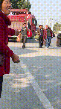 爆笑动态图：追了这个小姐姐半天了，就想跟她说句话