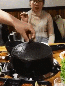 爆笑GIF动态图：小姐姐，你不恐高吗？