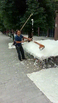 爆笑GIF动态图：小姐姐，你不恐高吗？