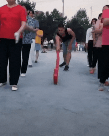 爆笑GIF动态图：小姐姐，你不恐高吗？