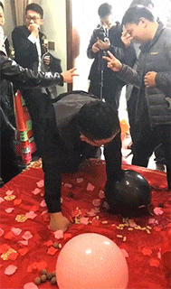 爆笑的GIF图片：这就是传说中的“屁颠屁颠”？