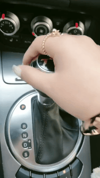 爆笑GIF图片：妹子，请出示你的驾驶证