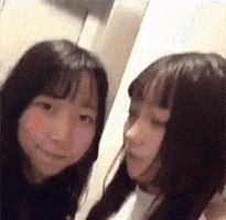 美女内涵动态图：妹子，后面的画似乎很赞哦！