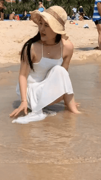 美女内涵动态图：妹子，后面的画似乎很赞哦！