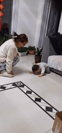 爆笑动图：第一次看小电影的你，太形象了！