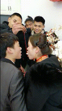 搞笑GIF图片:你家还缺宝宝不,不用喂饭的那种