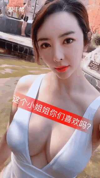 邪恶美女GIF图片：妹子身材确实很棒了！