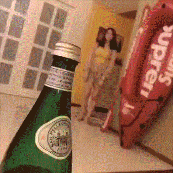 邪恶美女GIF图片：妹子身材确实很棒了！