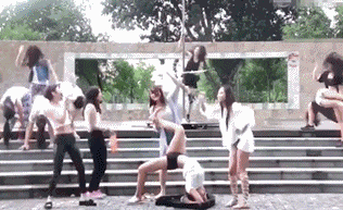 内涵GIF美女图片：穿上泳装就是身材棒！