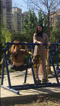 美女邪恶GIF图片：我去，这就爆了！
