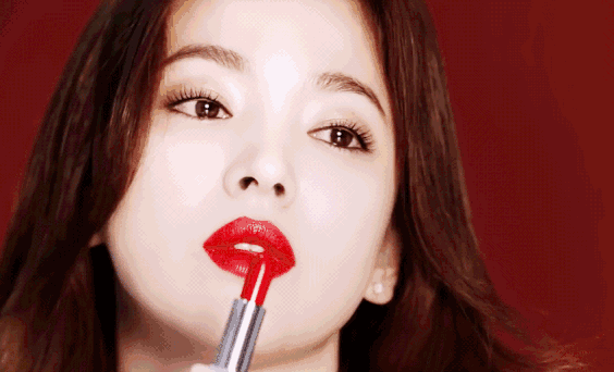 美女GIF动图：涂口红的嘴唇，那个更文本感呢？
