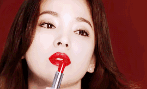 美女GIF动图：涂口红的嘴唇，那个更性感呢？