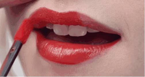 美女爆笑动图动图：涂口红的嘴唇，那个更性感呢？