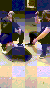 爆笑动态图：看着都疼，姑娘下次可得当心点！