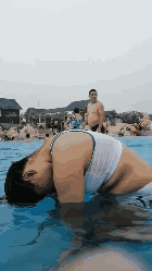 爆笑动态图：看着都疼，姑娘下次可得当心点！