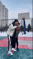 搞笑GIF图片：谁说老娘不会动？