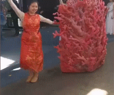 搞笑GIF图片：谁说老娘不会动？