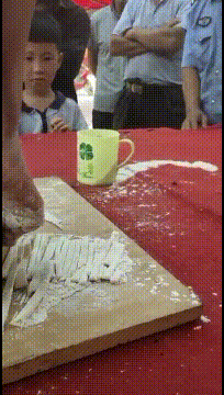 搞笑GIF图片：谁说老娘不会动？