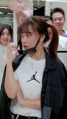 2021搞笑GIF图片：大姐这发动机不费油，但是很费人啊