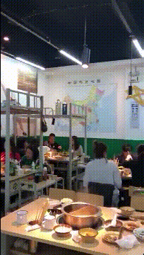 2021搞笑GIF图片：大姐这发动机不费油，但是很费人啊