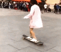 搞笑动图GIF：好怕她劈裂开！