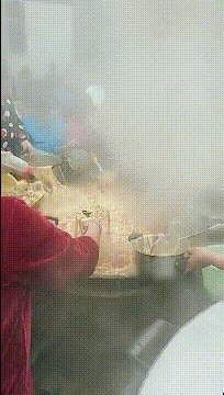 搞笑动图GIF：好怕她劈裂开！