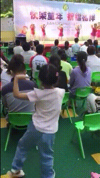 搞笑动图GIF：好怕她劈裂开！