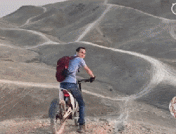 搞笑动图GIF：好怕她劈裂开！