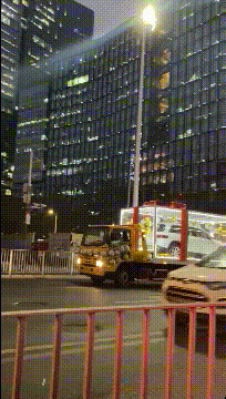 搞笑动图GIF：好怕她劈裂开！