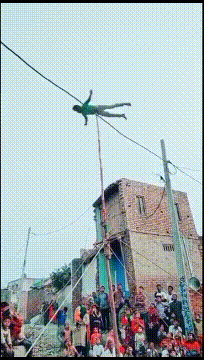 搞笑动图GIF：好怕她劈裂开！
