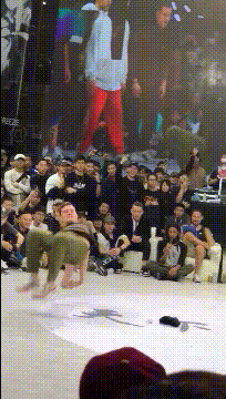 爆笑动图GIF：这是什么情况，传说中的霸王别姬