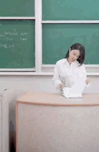 搞笑的动图图片：这孩子，还没过年呢？